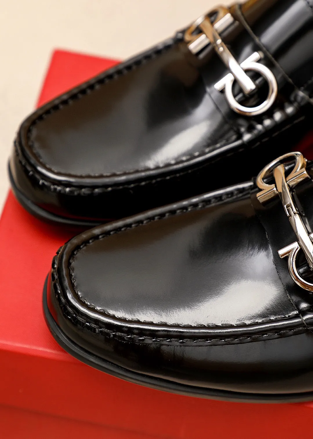 Men's shoes 💰480 💐 Product trademark: Ferragamo "Ferragamo" casual leather shoes Regular size: 38-44 (45🉑️customized) Product materials: Selected imported first-layer open-edge beaded cowhide leather upper + luxury hardware buckle, imported water-dyed cowhide leather lining. Strong three-dimensional visual effect, original outsole color: 4⃣️seed leather materials available